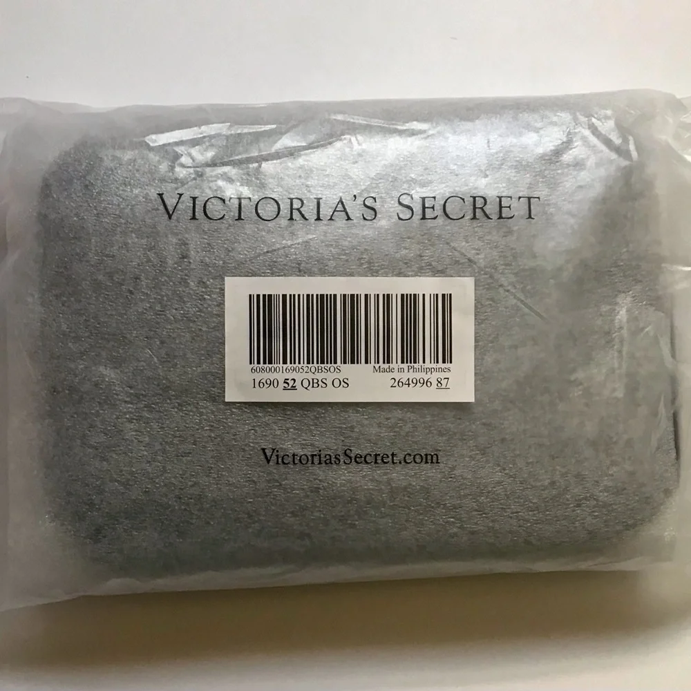 The Victoria Secret Signature TECH/IPAD Zip Around Sleeve Black/Gold Hardware